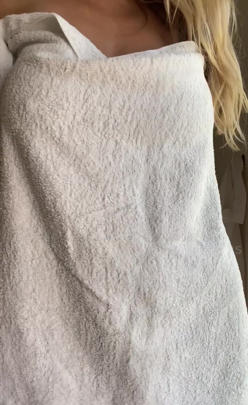 Im Hiding A Pair Of Huge Boobs Behind This Towel! 💕 Video on Porn imgur