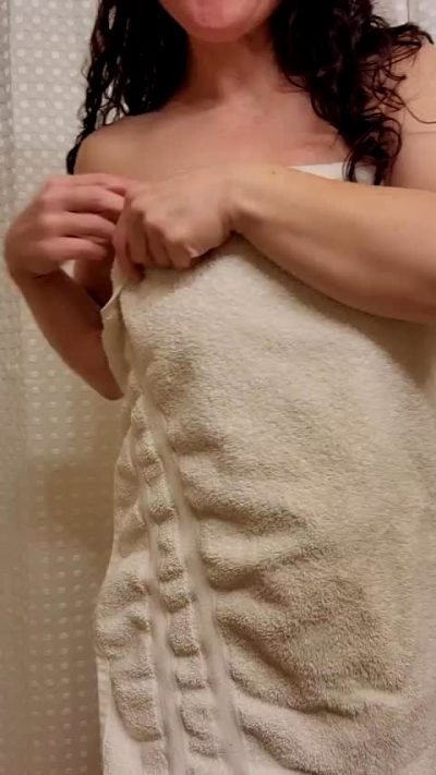 40yr Old Milfie Teacher. Want To Give Me A Quickie In The Shower Before School?