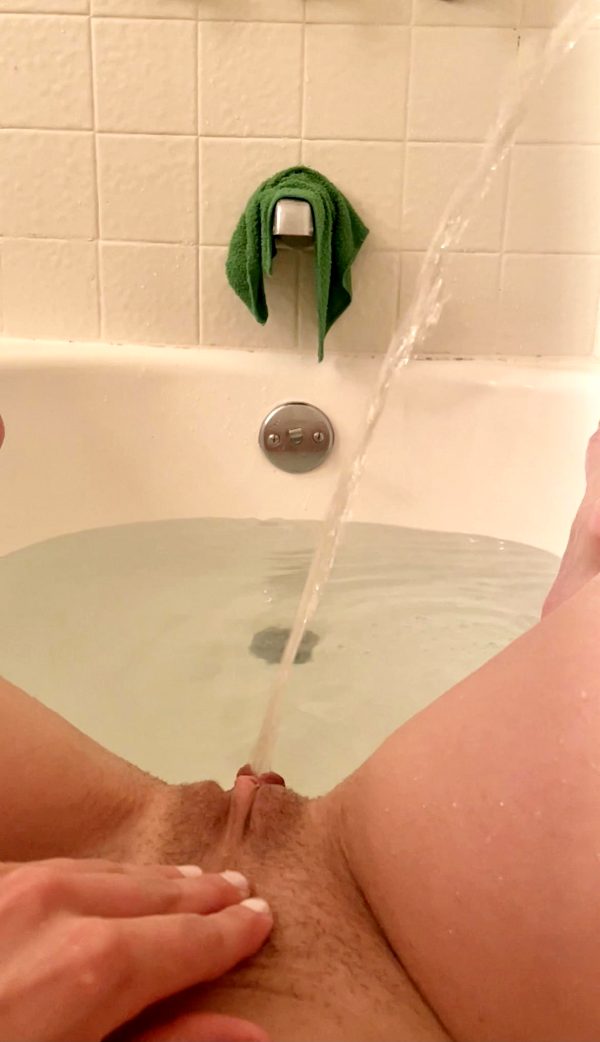 anyone-want-to-join-in-my-piss-filled-bath-milf_001