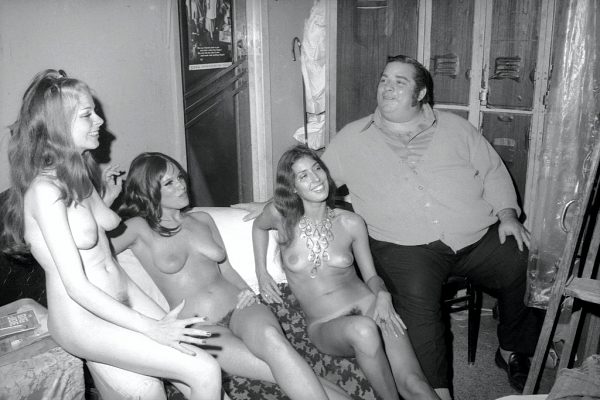 big-davey-rosenberg-sits-with-three-unidentified-dancers-backstage-at-the-condor-club-san-francisco-august-1972_001