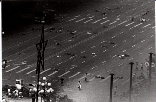 here-is-the-lesser-known-picture-after-the-tank-incident-in-1989-tiananmen-square-massacre-that-china-doesnt-want-you-to-see_001