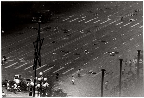 le-4-juin-1989-larmee-populaire-de-liberation-reprime-les-manifestants-pro-democratie-et-anti-corruption-sur-la-place-tiananmen-ne-les-oublions-pas_001