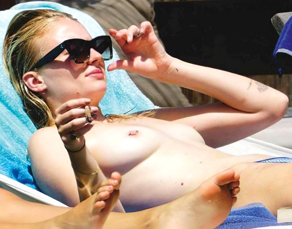 sophie-turner-sunbathing-her-sexy-nipples_001