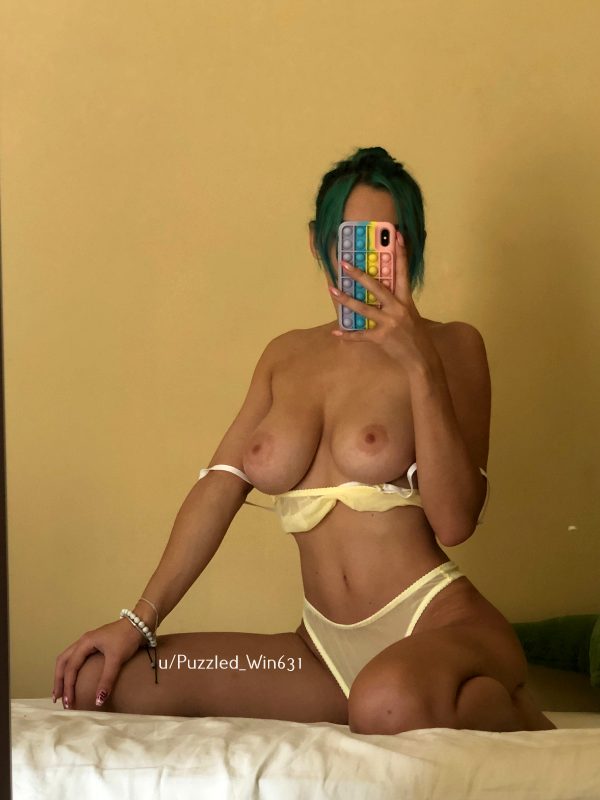 taking-selfies-with-my-naked-boobs-makes-me-inspired_001