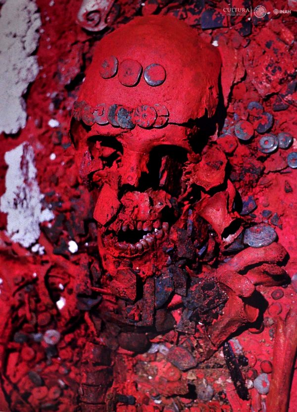 the-remains-of-the-red-queen-found-in-the-mayan-city-of-palenque-in-mexico-dated-600-600-a-d-she-was-covered-with-bright-red-cinnabar-powder_001