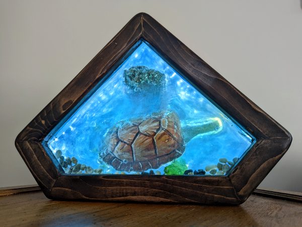 upcycling-a-pickle-dildo-into-an-epoxy-resin-turtle-lamp_001